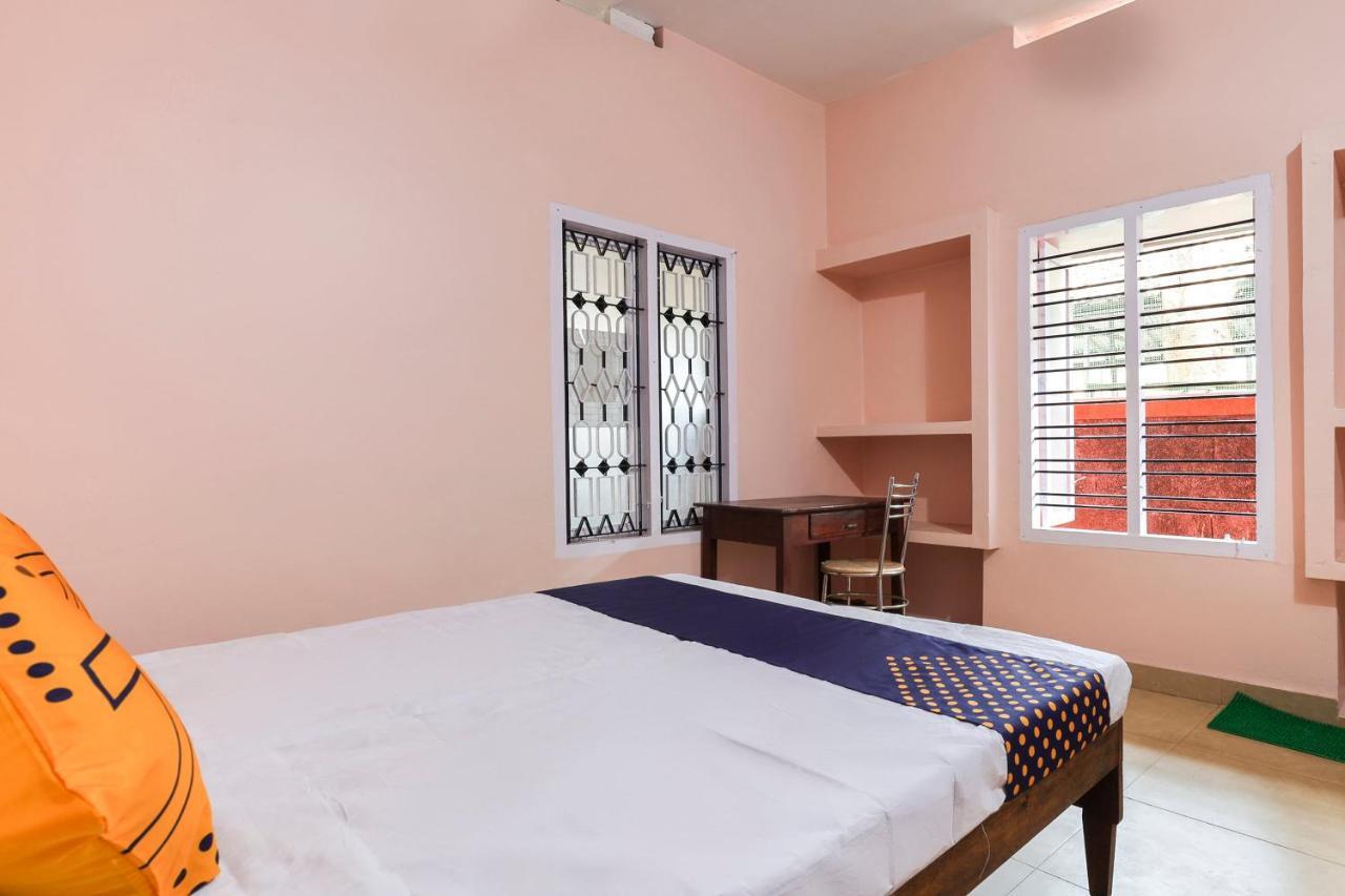 Spot On 68111 Jeena Motels Kollam Ngoại thất bức ảnh