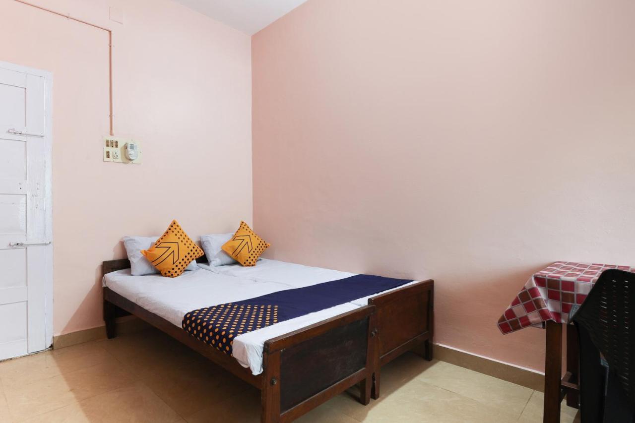 Spot On 68111 Jeena Motels Kollam Phòng bức ảnh